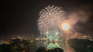 Lanzamiento de fuegos artificiales en el lago Hoan Kiem. 