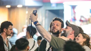 Extranjeros disfrutan la vibrante llegada de 2026 en la capital vietnamita. (Foto: VNA)