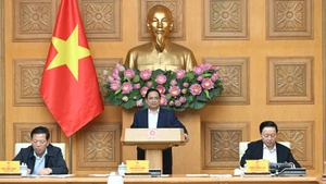 El primer ministro Pham Minh Chinh preside la conferencia.