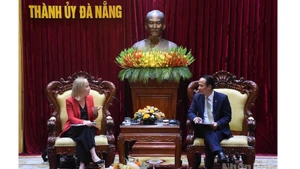 Nguyen Dinh Vinh, miembro ejecutivo del Comité del Partido Comunista de Vietnam en Da Nang, recibe a Melissa A. Brown, nueva cónsul general de Estados Unidos en Ciudad Ho Chi Minh.