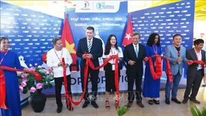 El viceprimer ministro cubano, Oscar Pérez-Oliva Fraga (tercero desde la izquierda), el embajador de Vietnam en Cuba, Le Quang Long (quinto desde la izquierda), y el presidente de la junta directiva de la corporación Thai Binh, Tran Thanh Tu (segundo desde la izquierda), cortan la cinta inaugural del stand vietnamita. (Foto: VNA)