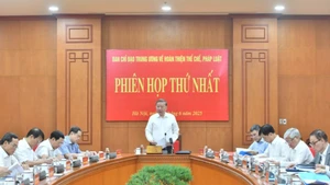 [Foto] Lider partidista vietnamita preside primera reunión del Comité Directivo del PCV sobre perfeccionamiento institucional y jurídico
