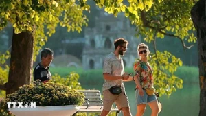 Turistas extranjeros en Hanói. (Foto: VNA)