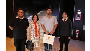 La embajadora de Vietnam en Paraguay, Ngo Minh Nguyet, el secretario general del Partido Comunista del país latinoamericano, Najeeb Amado, y representantes de la Juventud Comunista Paraguaya en Asunción. (Foto: VNA)