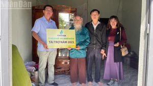 El periodista Nguyen Cong Ly, jefe de la corresponsalia del periódico Nhan Dan en Dak Lak, entrega una casa de cairdad a Nguyen Nhu Y, residente de la aldea 4, comuna de M’Drak.