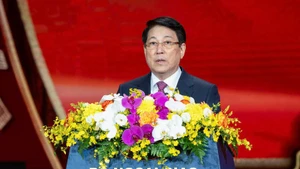 El presidente Luong Cuong pronuncia un discurso de bienvenida y transmite sus felicitaciones de Año Nuevo a los vietnamitas en el extranjero. (Foto: Nhan Dan)