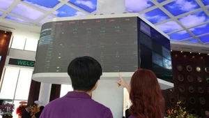 Los inversores siguen de cerca la evolución del mercado de valores. (Foto: VNA)