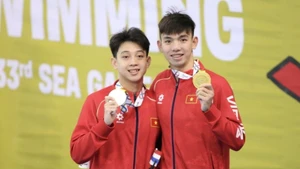 Los nadadores Nguyen Huy Hoang y Mai Tran Tuan Anh en el podio recibiendo sus medallas. (Foto: VNA)