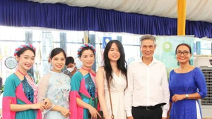 El embajador de Vietnam en Camboya, Nguyen Minh Vu, en el Bazar Asean 2025. (Foto: VNA)