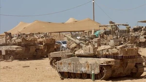Vehículos militares israelíes desplegados cerca de la frontera con la Franja de Gaza. (Foto: Xinhua/VNA)