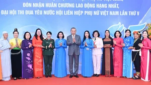 El secretario general del Partido Comunista de Vietnam, To Lam, y las delegadas en el acto. (Foto: Nhan Dan)