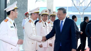 El secretario general del Partido Comunista de Vietnam, To Lam, visita la Agencia de Seguridad de Investigación (A09) del Ministerio de Seguridad Pública. (Foto: Nhan Dan)