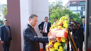 El secretario general del Partido Comunista de Vietnam, To Lam, deposita una ofrenda floral en el Monumento al difunto rey Norodom Sihanouk. (Foto: VNA)