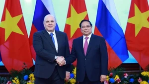 El primer ministro Pham Minh Chinh y su homólogo ruso, Mikhail Mishustin, posan una fotografía el 14 de enero de 2025. (Foto: VNA)