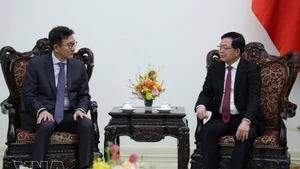 El viceprimer ministro Ho Quoc Dung recibe a Yongsoo Huh, vicepresidente del consejo de administración y director general del grupo energético GS de Corea del Sur. (Foto: VNA)