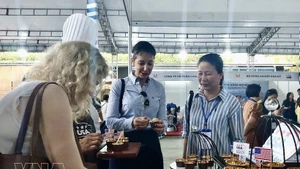 Degustación de platos preparados en el programa "Explorar la Agricultura de Estados Unidos", organizado por el Departamento de Agricultura de Estados Unidos y el Consulado General de Washington en Ciudad Ho Chi Minh. (Foto ilustrativa: VNA)