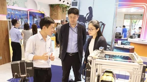 Empresas vietnamitas presentan productos a sus socios en la Semana de Conexión Comercial y Exhibición de Productos de 2025 para las Industrias de Tecnología Mecánica, Eléctrica y Digital. (Foto: VNA).
