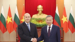 El secretario general del PCV, To Lam, recibe al presidente de Bulgaria, Rumen Radev, en su visita oficial a Vietnam, el 25 de noviembre de 2024. (Foto: Thong Nhat/VNA)
