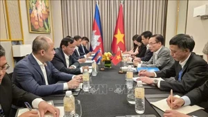 En el encuentro entre el canciller de Vietnam, Le Hoai Trung, y el vicepremier y ministro de Relaciones Exteriores y Cooperación Internacional de Camboya, Prak Sokhonn. (Foto: VNA)
