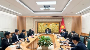 El viceprimer ministro de Vietnam Nguyen Chi Dung, en la sesión de trabajo con el Grupo Seoul Semiconductor. (Foto: VNA)