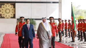 El primer ministro de Kuwait, el jeque Ahmad Abdullah Al-Ahmad Al-Sabah, preside la ceremonia de bienvenida a su homólogo de Vietnam, Pham Minh Chinh. (Foto: VNA)
