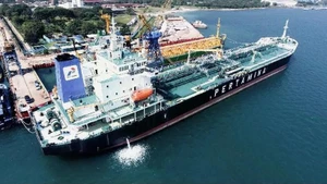 Un petrolero de PT Pertamina International Shipping (PIS) atracado en un puerto de Indonesia el 4 de julio de 2025. (Foto: Tempo)