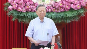 El secretario general del PCV, To Lam, preside la reunión. (Foto: Thong Nhat/VNA)
