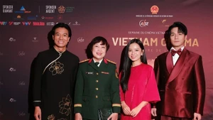 La directora Dang Thai Huyen (segundo desde la izquierda) con los actores de la película "Lluvia Roja". (Foto: VOV)