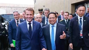 El primer ministro Pham Minh Chinh y el presidente francés, Emmanuel Macron. (Foto: VNA)