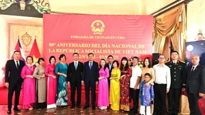 Funcionarios y personal de la Embajada de Vietnam en Cuba se toman una foto de recuerdo. (Foto: Embajada de Vietnam en Cuba)