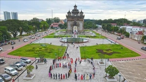 La comunidad vietnamita en Laos se reunieron en la Plaza Patouxay, símbolo de Vientián, para formar colectivamente la cifra “80” en saludo al nuevo aniversario del Día Nacional.