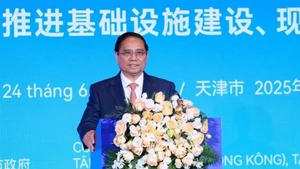 El primer ministro vietnamita, Pham Minh Chinh, habla en el Foro de conexión empresarial Vietnam - China. (Foto: VNA)