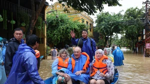 Rescatistas ayudan a turistas extranjeros a trasladarse a un lugar más seguro en Da Nang el 28 de octubre de 2025. (Foto: VNA)