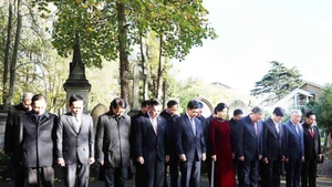 El secretario general del PCV, To Lam, y su esposa, junto con una delegación vietnamita de alto rango, rinden homenaje al dirigente del proletariado Karl Marx en su tumba. (Foto: VNA)