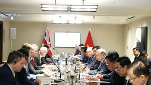 El secretario general del Partido Comunista de Vietnam, To Lam, dialoga con expertos en IA. (Foto: VNA)