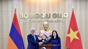 La viceministra de Relaciones Exteriores de Vietnam, Le Thi Thu Hang, y su homólogo armenio, Mnatsakan Safaryan. (Foto: VNA)