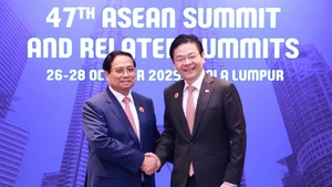 El primer ministro de Vietnam, Pham Minh Chinh (izquierda), y su homólogo de Singapur, Lawrence Wong. (Foto: VNA)