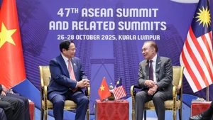 El primer ministro Pham Minh Chinh se reúne con el primer ministro de Malasia, Anwar Ibrahim, presidente de la Asean 2025. (Foto: VNA)