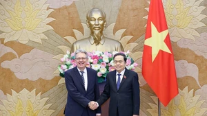 El presidente de la Asamblea Nacional de Vietnam, Tran Thanh Man (derecha), recibe a Achim Post, vicepresidente del Partido Socialdemócrata de Alemania. (Foto: VNA)