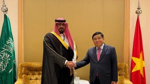 El viceprimer ministro de Vietnam, Nguyen Chi Dung, se reúne con el ministro saudí de Economía y Planificación, Faisal bin Fadhil Al-Ibrahim. (Foto: VNA)