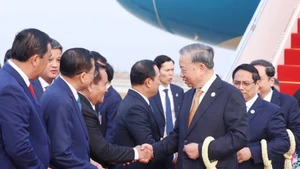 En la ceremonia de bienvenida al secretario general del PCV, To Lam, y a la delegación de alto nivel del Partido y el Estado de Vietnam en el Aeropuerto Internacional de Techo. (Foto: VNA)