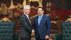El primer ministro Pham Minh Chinh y el presidente y director general ejecutivo del grupo Mitsui, Hori Kenichi.