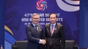 El ministro de Relaciones Exteriores de Vietnam, Le Hoai Trung, y su homólogo laosiano, Thongsavanh Phomvihane. (Foto: VNA)