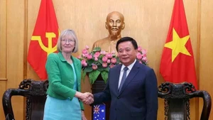 El director de la Academia Nacional de Política Ho Chi Minh y presidente del Consejo Teórico Central, Nguyen Xuan Thang, y la embajadora de Australia en Vietnam, Gillian Bird. (Foto: VNA)