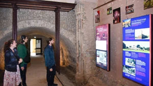 Los residentes de Provins aprecian imágenes de la Ciudadela Imperial de Thang Long y Co Loa. (Foto: KHAI HOAN)