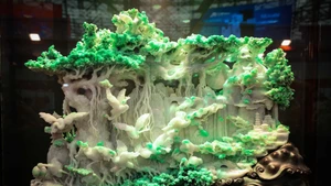Se exhibe en la feria una obra de arte elaborada a partir de un gran bloque de jadeíta. (Foto: VNA)