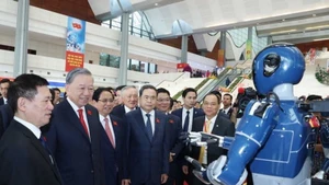El secretario general del Partido Comunista de Vietnam, To Lam, visita una exposición del Gobierno sobre los logros en ciencia, tecnología, innovación y transformación digital. (Foto: VNA)