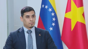 El embajador de la República Bolivariana de Venezuela en Vietnam, Juan Carlos Fernández Juárez, en una entrevista con la VNA. (Foto: VNA)