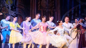 Los artistas interpretan el ballet El Cascanueces. (Foto: VNA)