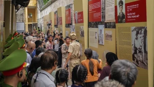 Emotiva escena sobre la vida revolucionaria del combatiente Pham Huong.